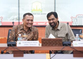 Gubernur Jawa Tengah Ahmad Luthfi dan Gubernur Aceh Muzakir Manaf dalam acara penandatanganan kerja sama ekonomi di Kantor Gubernur Aceh, Kamis, 23 April 2026. (Humas Pemprov Jateng/Lingkarjateng.id)
