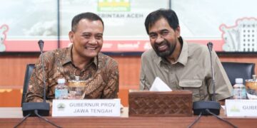 Gubernur Jawa Tengah Ahmad Luthfi dan Gubernur Aceh Muzakir Manaf dalam acara penandatanganan kerja sama ekonomi di Kantor Gubernur Aceh, Kamis, 23 April 2026. (Humas Pemprov Jateng/Lingkarjateng.id)