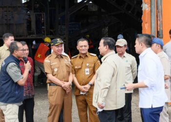 Gubernur Jawa Tengah Ahmad Luthfi mendampingi Presiden Prabowo Subianto meninjau TPST BLE di Desa Kaliori, Kabupaten Banyumas, Selasa, 28 April 2026. (Humas Pemprov Jateng/Lingkarjateng.id)