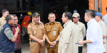 Gubernur Jawa Tengah Ahmad Luthfi mendampingi Presiden Prabowo Subianto meninjau TPST BLE di Desa Kaliori, Kabupaten Banyumas, Selasa, 28 April 2026. (Humas Pemprov Jateng/Lingkarjateng.id)