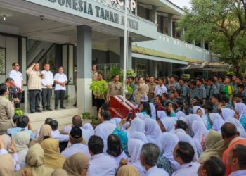 Gubernur Jawa Tengah Ahmad Luthfi mendampingi Presiden Prabowo Subianto berkunjung ke SMA Negeri 1 Cilacap, Rabu 29 April 2026. (Humas Pemprov Jateng/Lingkarjateng.id)