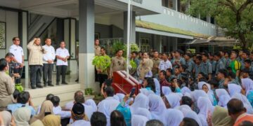 Gubernur Jawa Tengah Ahmad Luthfi mendampingi Presiden Prabowo Subianto berkunjung ke SMA Negeri 1 Cilacap, Rabu 29 April 2026. (Humas Pemprov Jateng/Lingkarjateng.id)