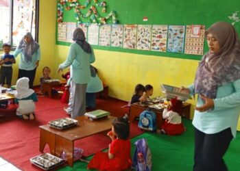 MENGAJAR: Sejumlah guru PAUD Nusa Indah 02 Salatiga mengajak anak didiknya bermain di ruang kelas. (Angga Rosa/Lingkarjateng.id)
