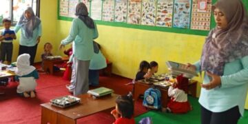 Gaji Hanya Rp75 Ribu, Guru PAUD di Salatiga Minta Penganggaran Insentif Guru Non-ASN 1 MENGAJAR: Sejumlah guru PAUD Nusa Indah 02 Salatiga mengajak anak didiknya bermain di ruang kelas. (Angga Rosa/Lingkarjateng.id)