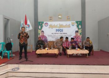 Camat Patean, Muh Syamsudluha Tantomi, menyampaikan sambutan di acara halal bihalal PPDI Kecmatan Patean, Kabupaten Kendal pada Kamis, 2 April 2026. (dok for Lingkarjateng.id)