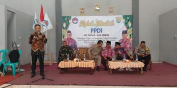 Camat Patean, Muh Syamsudluha Tantomi, menyampaikan sambutan di acara halal bihalal PPDI Kecmatan Patean, Kabupaten Kendal pada Kamis, 2 April 2026. (dok for Lingkarjateng.id)