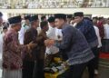 Bupati Jepara Witiarso Utomo dan Wakil Bupati M. Ibnu Hajar bersalaman dengan tokoh PD Muhammadiyah dan PCNU setempat dalam acara halal bihalal di Gedung Wanita, Selasa, 7 April 2026. (Tomi Budianto/Lingkarjateng.id)