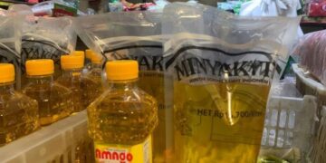 Minyak goreng merek MinyaKita dan Amago yang dijual di Pasar Bintoro Demak.  (M. Burhanuddin Aslam/Lingkarjateng.id)