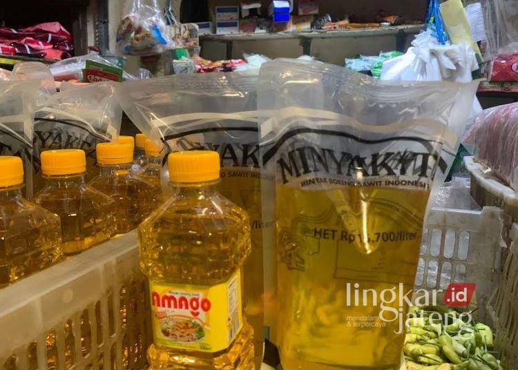 Harga MinyaKita Tembus Rp20.500 di Demak, Pedagang dan Konsumen Menjerit 25 Minyak goreng merek MinyaKita dan Amago yang dijual di Pasar Bintoro Demak. (M. Burhanuddin Aslam/Lingkarjateng.id)