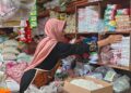 Harga Plastik Naik 50 hingga 100 Persen Usai Lebaran, Pedagang di Pekalongan Tertekan 34 Pedagang plastik di Pasar Kajen, Kabupaten Pekalongan, melayani pembeli Senin, 6 April 2026. (Fahri Akbar/Lingkarjateng.id)
