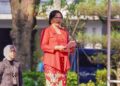 Ketua TP PKK Kota Salatiga, Retno Robby Hernawan, memimpin upacara peringatan Hari Kartini di Halaman Kantor Wali Kota Salatiga, Selasa, 21 April 2026. (Prokompim Salatiga/Lingkarjateng.id)