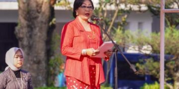 Ketua TP PKK Kota Salatiga, Retno Robby Hernawan, memimpin upacara peringatan Hari Kartini di Halaman Kantor Wali Kota Salatiga, Selasa, 21 April 2026. (Prokompim Salatiga/Lingkarjateng.id)