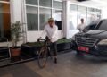 Ketua DPRD Kendal, Mahfud Sodiq, mengendarai sepeda usai menghadiri kegiatan di lingkungan kantor Bupati Kendal, Rabu, 1 April 2026. (Anik Kustiani/Lingkarjateng.id)