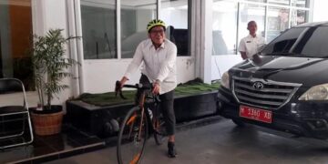 Ketua DPRD Kendal, Mahfud Sodiq, mengendarai sepeda usai menghadiri kegiatan di lingkungan kantor Bupati Kendal, Rabu, 1 April 2026. (Anik Kustiani/Lingkarjateng.id)