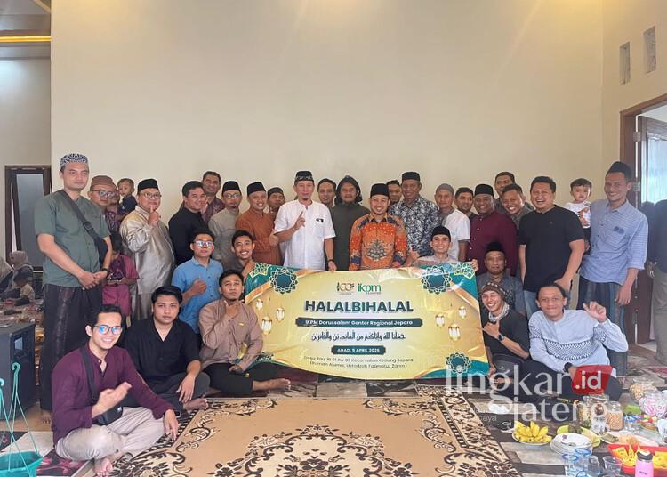 IKPM Gontor Regional Jepara Gelar Halal Bihalal, Pererat Ukhuwah Alumni 25 Anggota Ikatan Keluarga Pondok Modern (IKPM) Gontor Regional Jepara putra berfoto bersama dalam acara halal bihalal, Minggu, 5 April 2026. (Lingkarjateng.id)