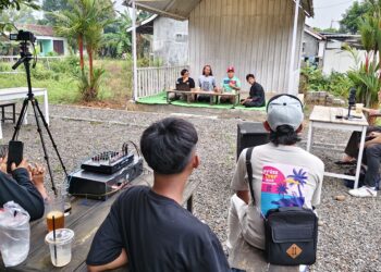 Plt Bupati Pekalongan, Sukirman, hadir dan berbaur langsung dalam acara “Ngumpul Bareng” Forum Netizen Julid di Landscape Area, Kedungwuni, Rabu (1/4/2026) Sore. Foto : Fahri Akbar/Lingkar