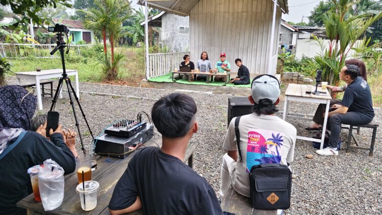 Plt Bupati Pekalongan, Sukirman, hadir dan berbaur langsung dalam acara “Ngumpul Bareng” Forum Netizen Julid di Landscape Area, Kedungwuni, Rabu (1/4/2026) Sore. Foto : Fahri Akbar/Lingkar