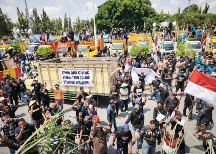 Tagih Janji Bulog Perbaiki Mesin Giling Pabrik Gula, Massa Petani Tebu Blora Gelar Aksi Demo 25 Massa Petani Tebu Blora Gelar Aksi Demo pada Kamis (2/4/2026). Foto : Dok. APTI for Lingkar