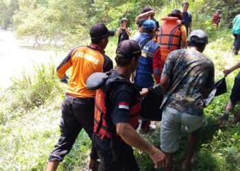 Proses evakuasi korban tenggelam di Sungai Gondel Kedungtuban Blora, Kamis (2/4/2026). Foto : Dok. SAR Semarang