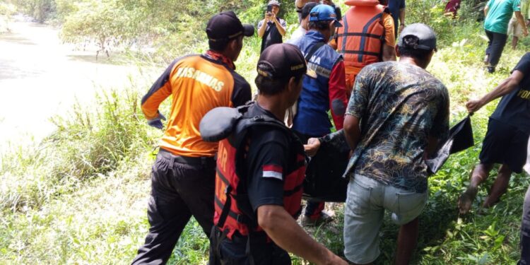 Proses evakuasi korban tenggelam di Sungai Gondel Kedungtuban Blora, Kamis (2/4/2026). Foto : Dok. SAR Semarang