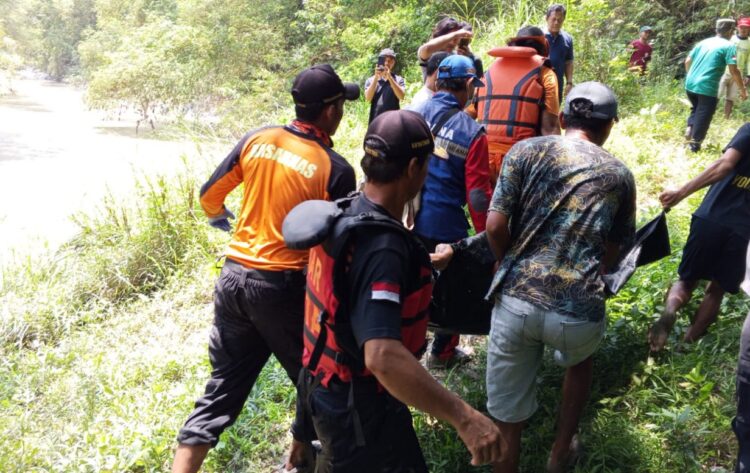 Proses evakuasi korban tenggelam di Sungai Gondel Kedungtuban Blora, Kamis (2/4/2026). Foto : Dok. SAR Semarang