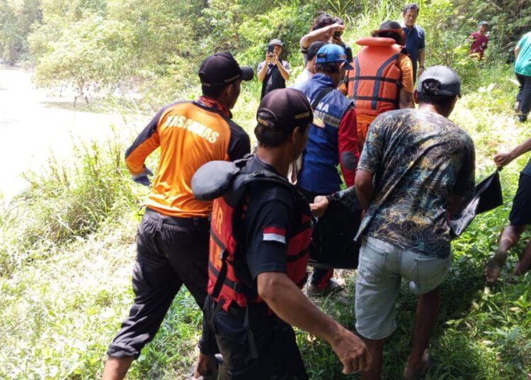 Terpeleset Hendak BAB di Sungai, Warga Kedungtuban Blora Ditemukan Tewas Tenggelam 25 Proses evakuasi korban tenggelam di Sungai Gondel Kedungtuban Blora, Kamis (2/4/2026). Foto : Dok. SAR Semarang