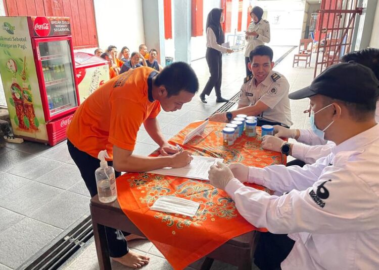 Cegah Penyalahgunaan Narkoba, Seluruh Napi dan Petugas Rutan Salatiga di Tes Urine, Hasilnya ? 25 TES URIN : Warga binaan pemasyarakatan Rutan Salatiga menyerahkan urine kepada petugas BNN untuk diperiksa di rutan tersebut, Senin, 6 April 2026. Foto : Dok.Humas Rutan Salatiga/Lingkar