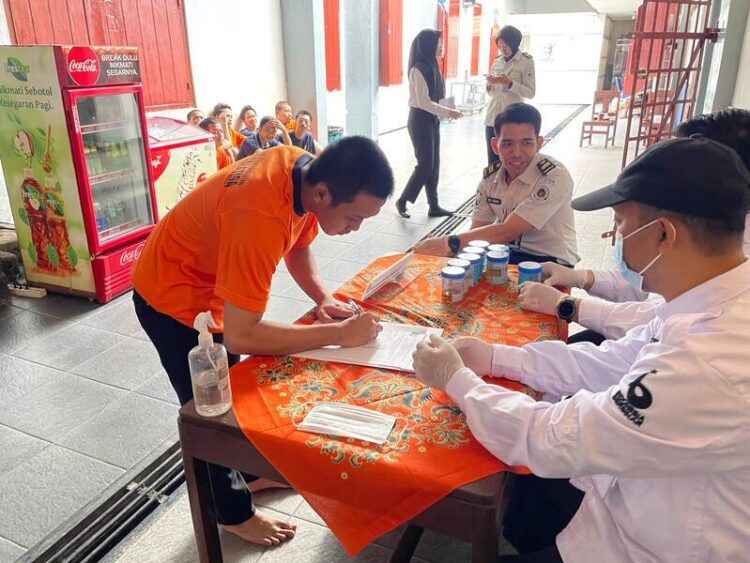 TES URIN : Warga binaan pemasyarakatan Rutan Salatiga menyerahkan urine kepada petugas BNN untuk diperiksa di rutan tersebut, Senin, 6 April 2026. Foto : Dok.Humas Rutan Salatiga/Lingkar