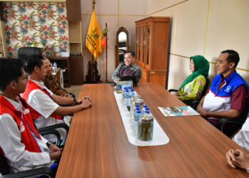 Plt Bupati Pekalongan Sukirman bersama perwakilan Pertamina dan Hiswana Migas DPC Pekalongan saat rapat koordinasi di Ruang Rapat Wakil Bupati, Jumat (10/4/2026). Foto : Fahri Akbar / Lingkar