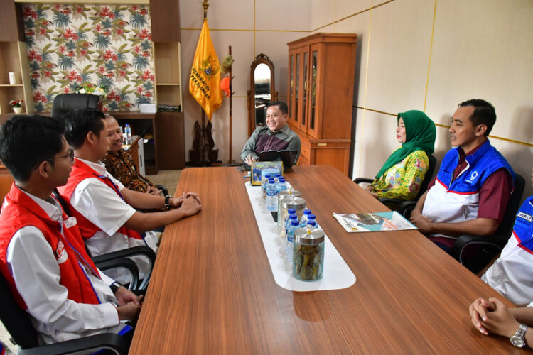 Plt Bupati Pekalongan Sukirman bersama perwakilan Pertamina dan Hiswana Migas DPC Pekalongan saat rapat koordinasi di Ruang Rapat Wakil Bupati, Jumat (10/4/2026). Foto : Fahri Akbar / Lingkar