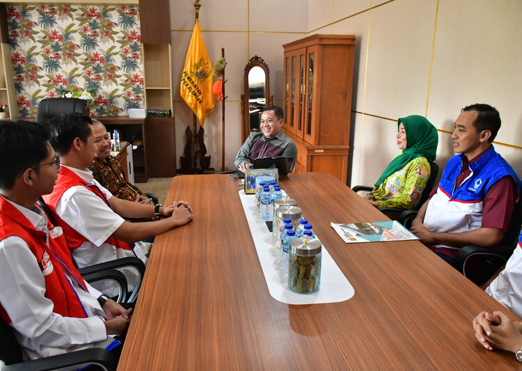 Plt Bupati Pekalongan Sukirman bersama perwakilan Pertamina dan Hiswana Migas DPC Pekalongan saat rapat koordinasi di Ruang Rapat Wakil Bupati, Jumat (10/4/2026). Foto : Fahri Akbar / Lingkar