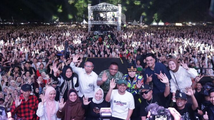 Pesta Rakyat HUT ke 60 Batang hadirkan konser musik NDX Aka berlangsung meriah, aman dan kondusif, Jumat (10/4) malam.