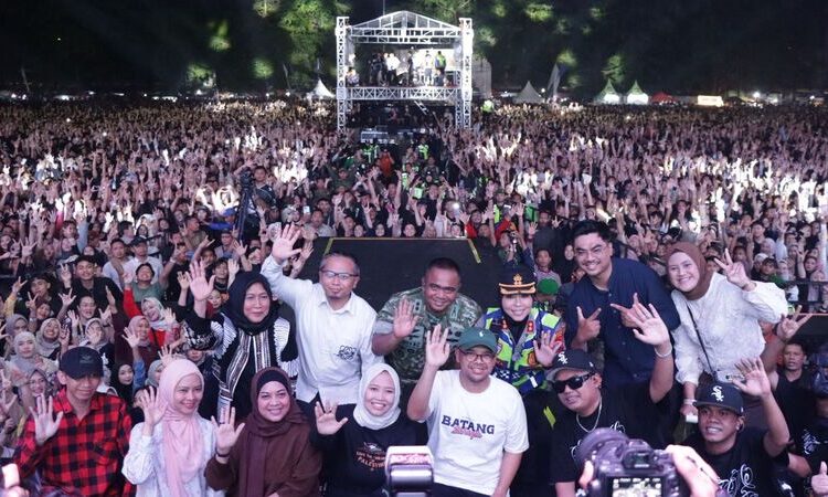 Momen AKBP Veronica dan Jajaran Amankan Konser NDX Aka di HUT ke-60 Batang, Cegah Tawuran - Evakuasi Penonton Pingsan 25 Pesta Rakyat HUT ke 60 Batang hadirkan konser musik NDX Aka berlangsung meriah, aman dan kondusif, Jumat (10/4) malam.