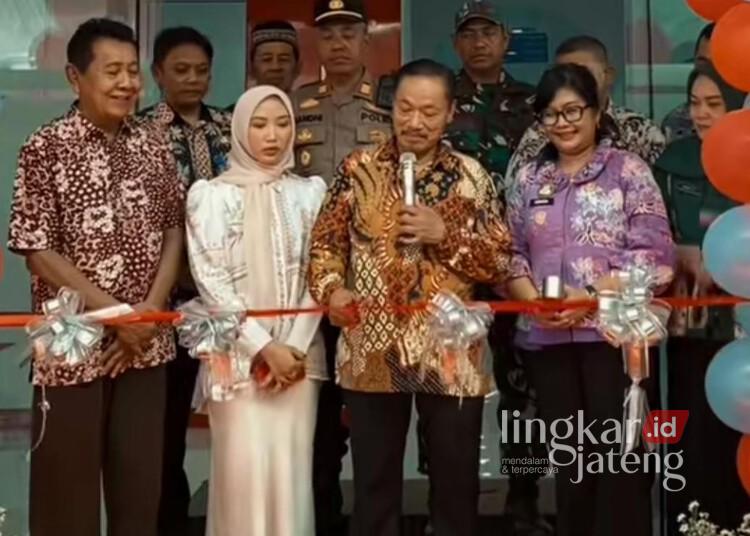 Anggota DPRD Pati Inisiasi Klinik Kesehatan di Kecamatan Winong 25 Ketua Komisi A DPRD Kabupaten Pati, Suwarno saat meresmikan Klinik Warno Husada di Desa Serutsadang, Jalan Winong-Jakenan, Kecamatan Winong, Kamis, 9 April 2026. (Lingkarjateng.id)