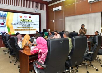 Kejar Target Bangun 200 KDKMP, Pemkab Pekalongan Fokus Selesaikan Soal Lahan 25 Plt. Bupati Pekalongan Sukirman bersama jajaran saat rapat monitoring progres pembangunan KDKMP di Ruang Rapat Bupati, Kajen, Jumat (10/4/2026). Foto : Fahri Akbar / Lingkar
