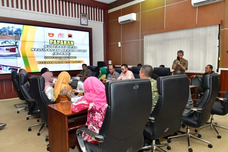 Plt. Bupati Pekalongan Sukirman bersama jajaran saat rapat monitoring progres pembangunan KDKMP di Ruang Rapat Bupati, Kajen, Jumat (10/4/2026). Foto : Fahri Akbar / Lingkar