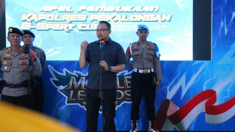 Gelar Turnamen E-Sport, Polres Pekalongan Ajak Gen Z Manfaatkan Teknologi Positif 25 Kapolres Pekalongan AKBP Rachmad C. Yusuf membuka turnamen Mobile Legends di Aula Setia Polres Pekalongan, Sabtu (11/4/2026). Foto : Fahri Akbar / Lingkar