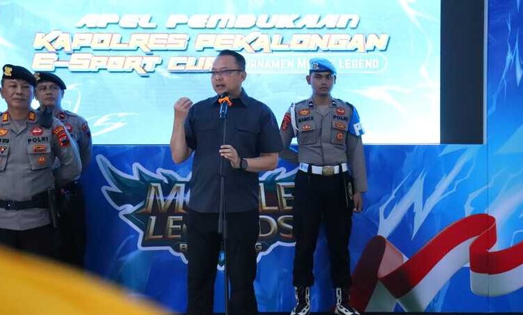 Gelar Turnamen E-Sport, Polres Pekalongan Ajak Gen Z Manfaatkan Teknologi Positif 25 Kapolres Pekalongan AKBP Rachmad C. Yusuf membuka turnamen Mobile Legends di Aula Setia Polres Pekalongan, Sabtu (11/4/2026). Foto : Fahri Akbar / Lingkar