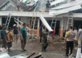 Warga bersama Bhabinkamtibmas dan Babinsa gotong royong memperbaiki rumah yang rusak akibat diterjang puting beliung di Jamus Mranggen Demak. Foto : Burhan / Lingkar