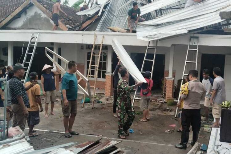 Diterjang Angin Puting Beliung, Belasan Rumah Warga di Mranggen Demak Rusak 25 Warga bersama Bhabinkamtibmas dan Babinsa gotong royong memperbaiki rumah yang rusak akibat diterjang puting beliung di Jamus Mranggen Demak. Foto : Burhan / Lingkar