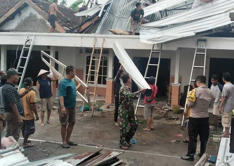 Diterjang Angin Puting Beliung, Belasan Rumah Warga di Mranggen Demak Rusak 25 Warga bersama Bhabinkamtibmas dan Babinsa gotong royong memperbaiki rumah yang rusak akibat diterjang puting beliung di Jamus Mranggen Demak. Foto : Burhan / Lingkar