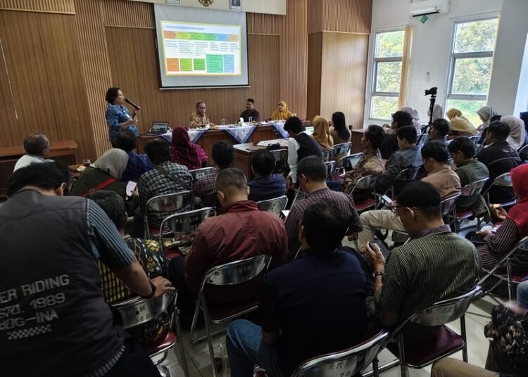 Pemkab Pekalongan Perbaharui Profil Keanekaragaman Hayati, Pasca Vakum 12 Tahun 25 Kegiatan FGD penyusunan Profil Keanekaragaman Hayati Kabupaten Pekalongan di Aula Dinas Perkim LH, Selasa (14/4/2026). Foto: Fahri Akbar / Lingkar