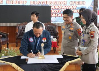 Kapolres Salatiga AKBP Ade Papa Rihi menandatangani hasil FGD terkait penanganan balap liar dan knalpot borong di Mapolres setempat, Selasa, 14 April 2026. Foto : Dok.Humas Polres Salatiga/Lingkar
