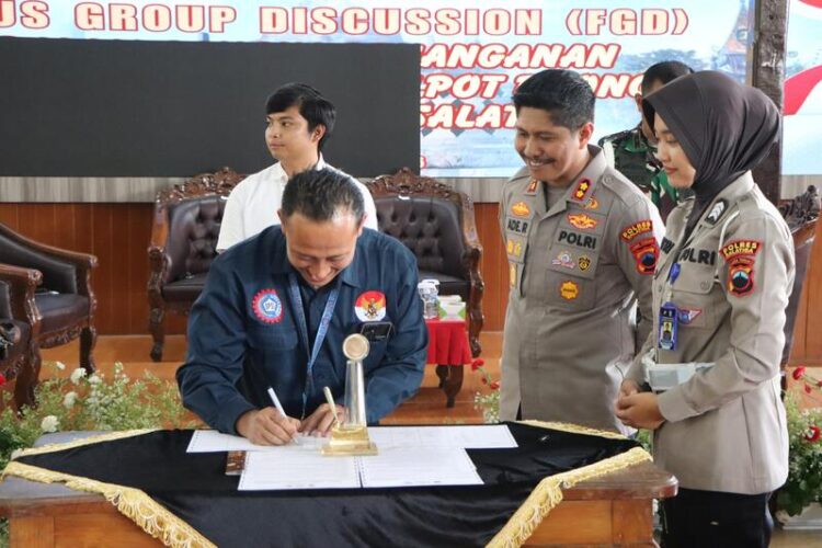 Marak Aksi Balap Liar dan Knalpot Brong, Polres Salatiga Siapkan Langkah Tegas 25 Kapolres Salatiga AKBP Ade Papa Rihi menandatangani hasil FGD terkait penanganan balap liar dan knalpot borong di Mapolres setempat, Selasa, 14 April 2026. Foto : Dok.Humas Polres Salatiga/Lingkar