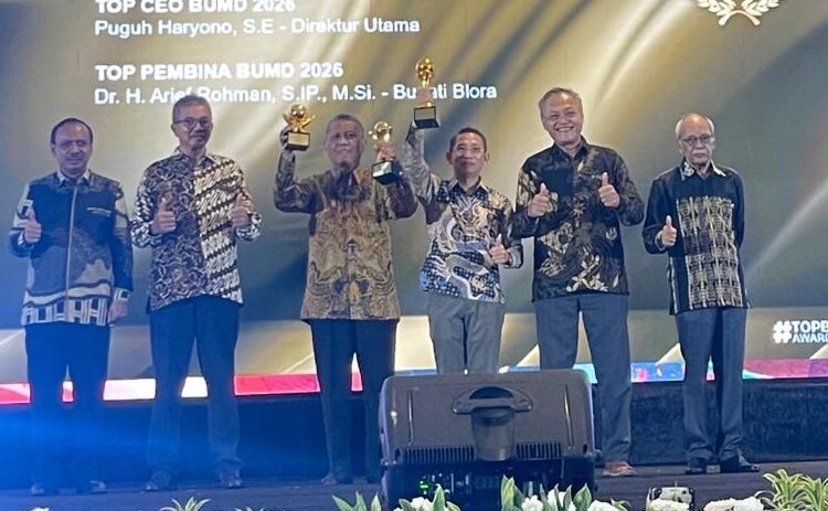 BPR BKK Raih Top BUMD 2026 Bintang 4, Bawa Inovasi Pemkab Blora di Kancah Nasional 25 SELEBRASI : Direktur Utama PT BPR BKK Blora (Perseroda) Puguh Haryono (tiga dari kiri) mengangkat trofi penghargaan sebagai BUMD bintang 4. Foto : Dok.BPR BKK Blora/Lingkar