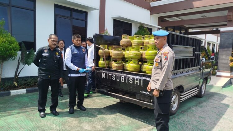 Polisi perlihatkan barang bukti mobil pikap bermuatan LPG subsidi. Foto : Eko Wicaksono/Lingkar