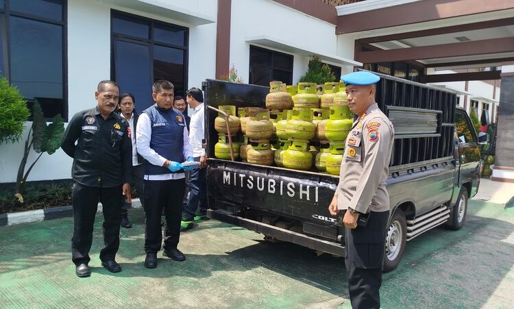 Dari Tuban Bawa Ratusan Tabung LPG Subsidi ke Blora, Sopir Pikap Ini Ditangkap Polisi 25 Polisi perlihatkan barang bukti mobil pikap bermuatan LPG subsidi. Foto : Eko Wicaksono/Lingkar