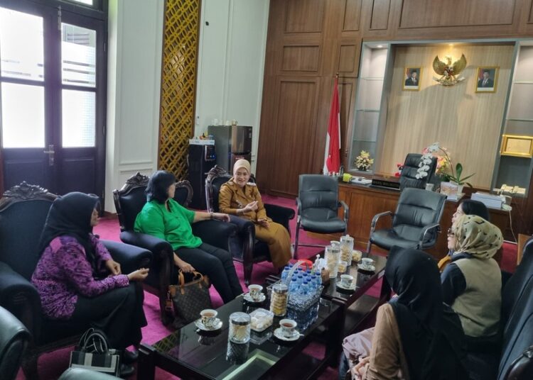 PERTEMUAN : Wakil Wali Kota Salatiga Nina Agustin menerima audiensi pengurus KPI di ruang kerjanya, Senin, 20 April 2026. Foto : Dok.Prokompim Setda Salatiga/Lingkar