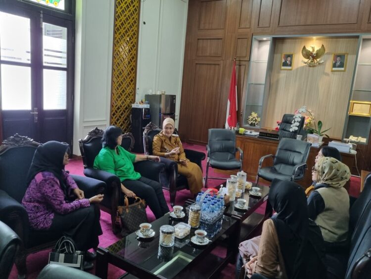 PERTEMUAN : Wakil Wali Kota Salatiga Nina Agustin menerima audiensi pengurus KPI di ruang kerjanya, Senin, 20 April 2026. Foto : Dok.Prokompim Setda Salatiga/Lingkar