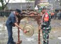 Wakil Bupati Demak, Muhammad Badruddin didampingi Dandim 0716/Demak memukul gong tandai pembukaan TMMD Sengkuyung Tahap II. Foto : Burhan/Lingkar